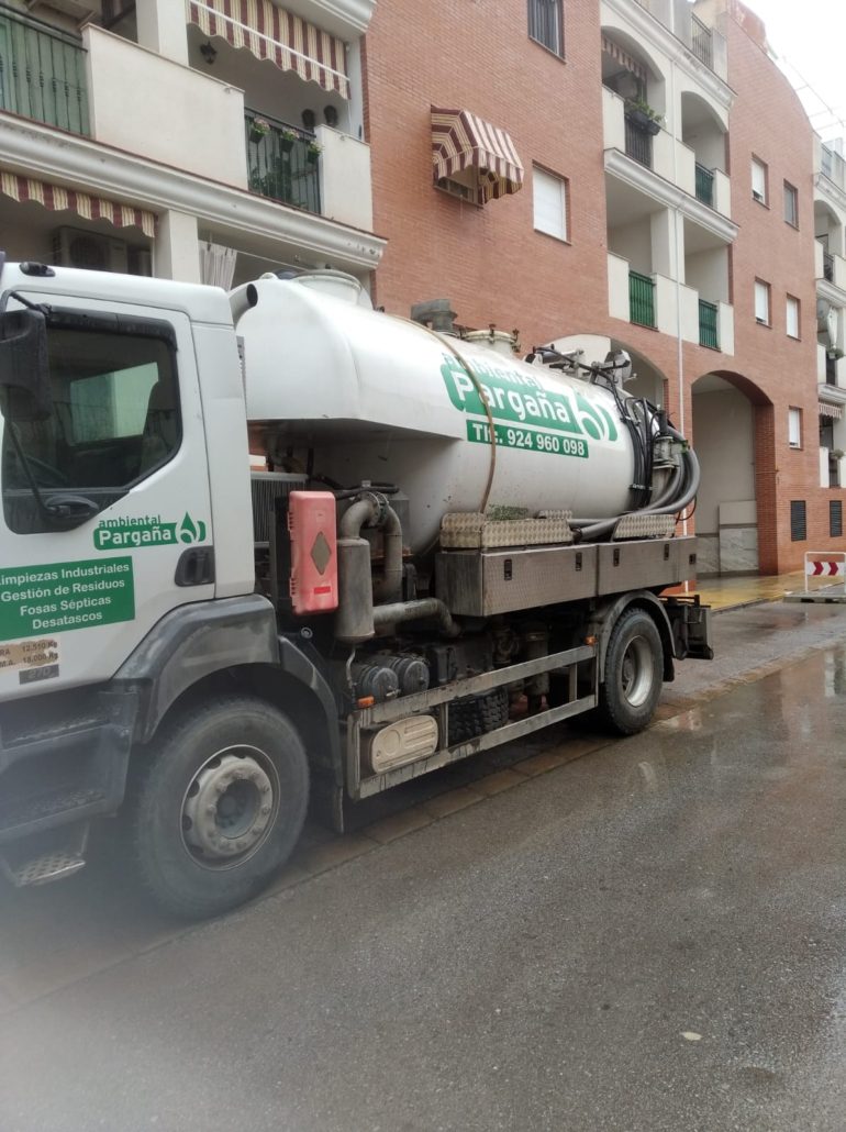 Equipo de succión profesional para limpieza de fosas y balsas de decantación