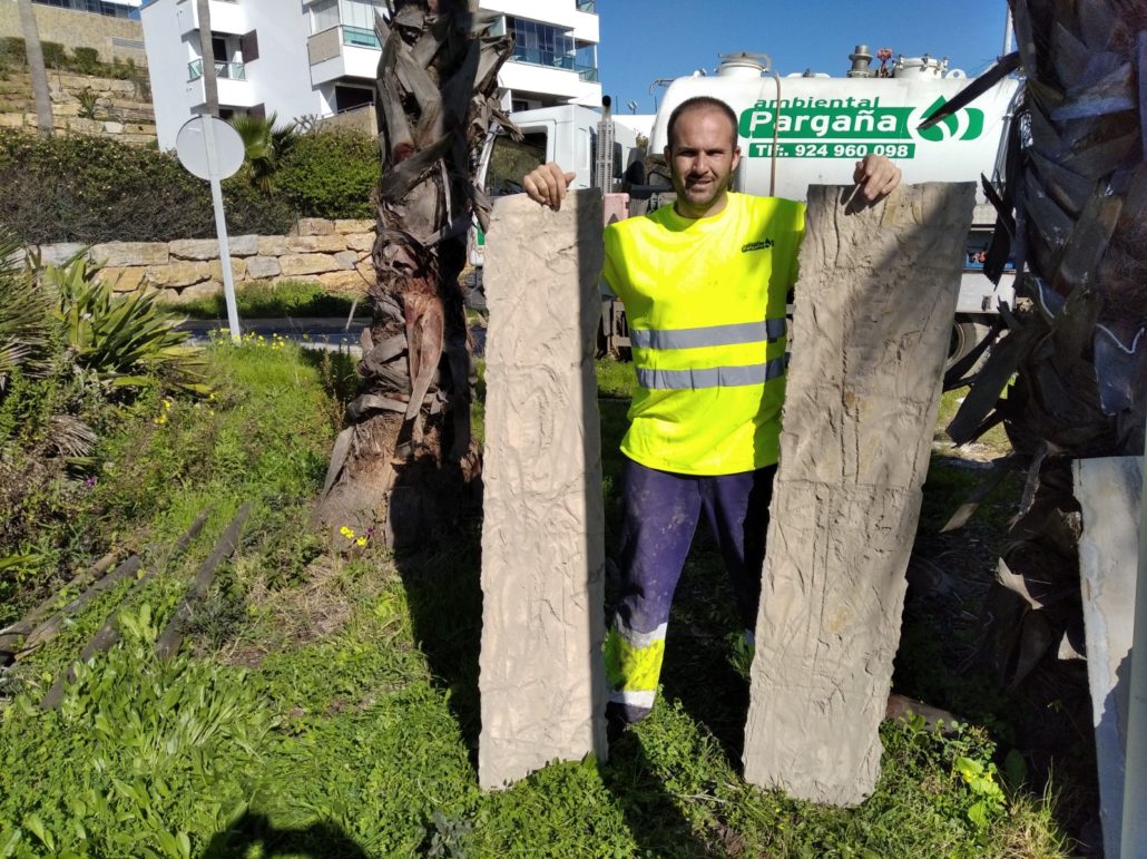 Profesionales uniformados realizando desatascos con total seguridad