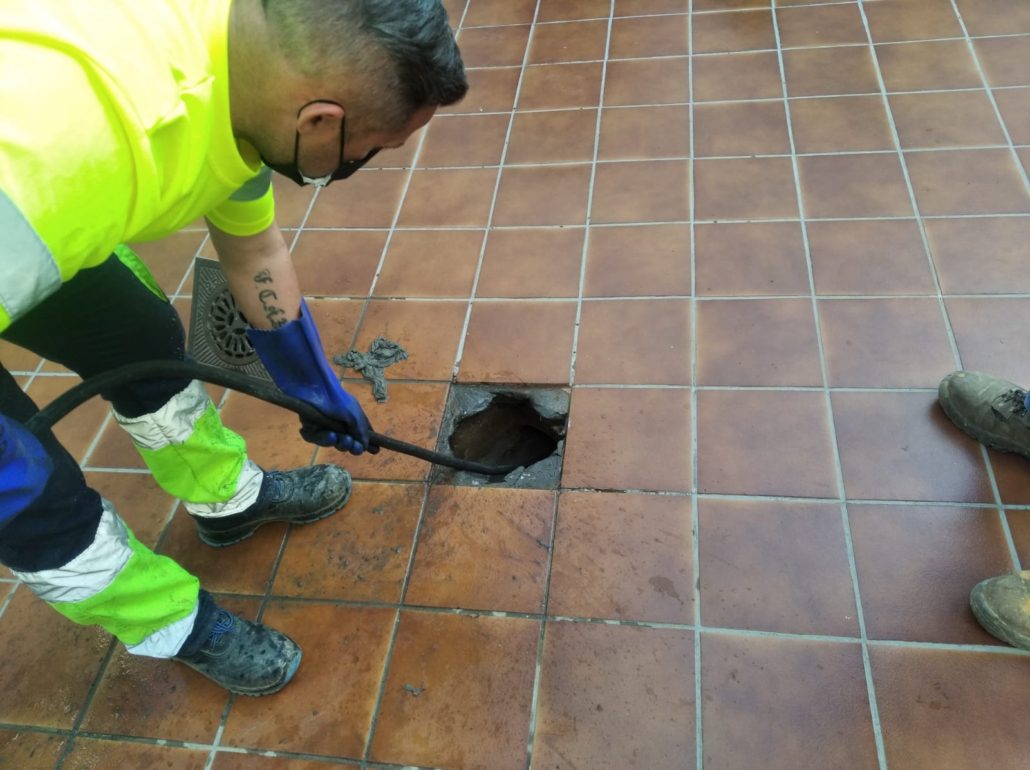 Limpieza profesional de bajantes comunitarias para evitar atascos y olores
